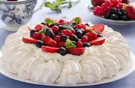 Torta de suspiro e morango caseira